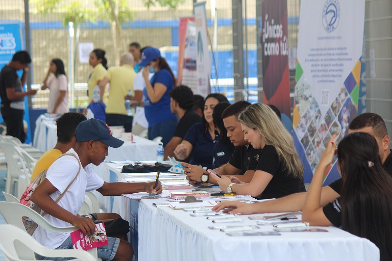 Asesores del programa Atlántico Para los Jóvenes atienden a jóvenes visitantes a la Feria.