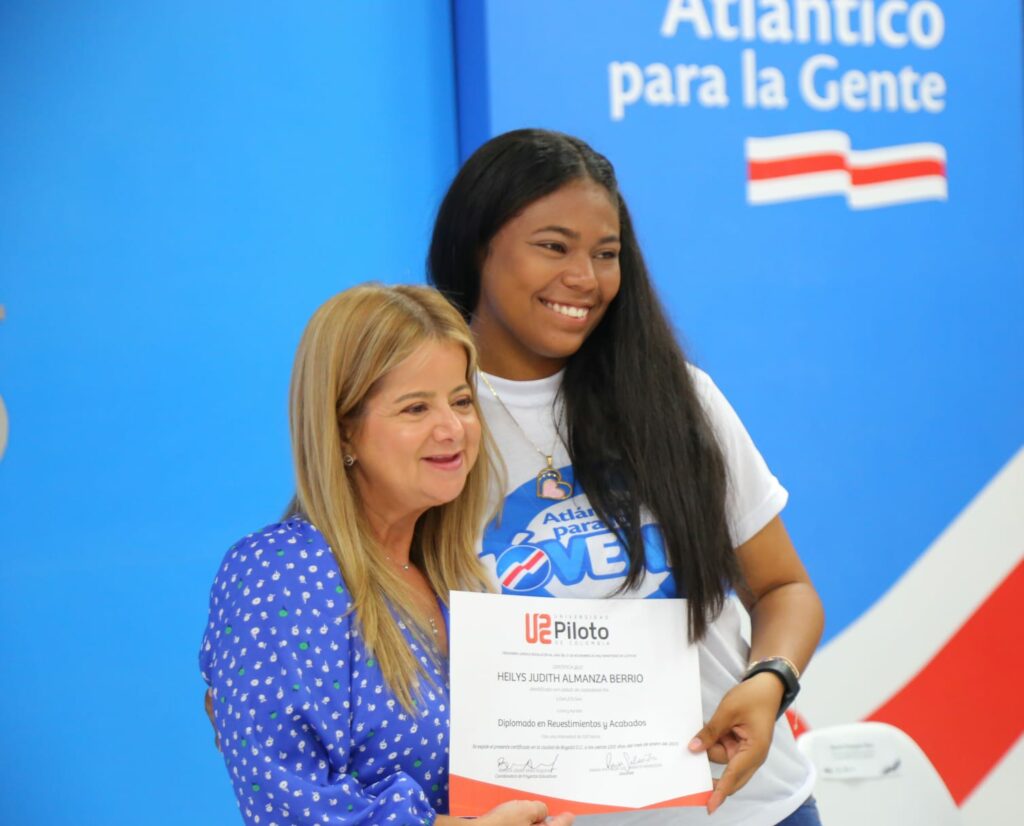 La Gobernadora Elsa Noguera, inicia la ceremonia de entrega de certificados con una joven destacada en el programa