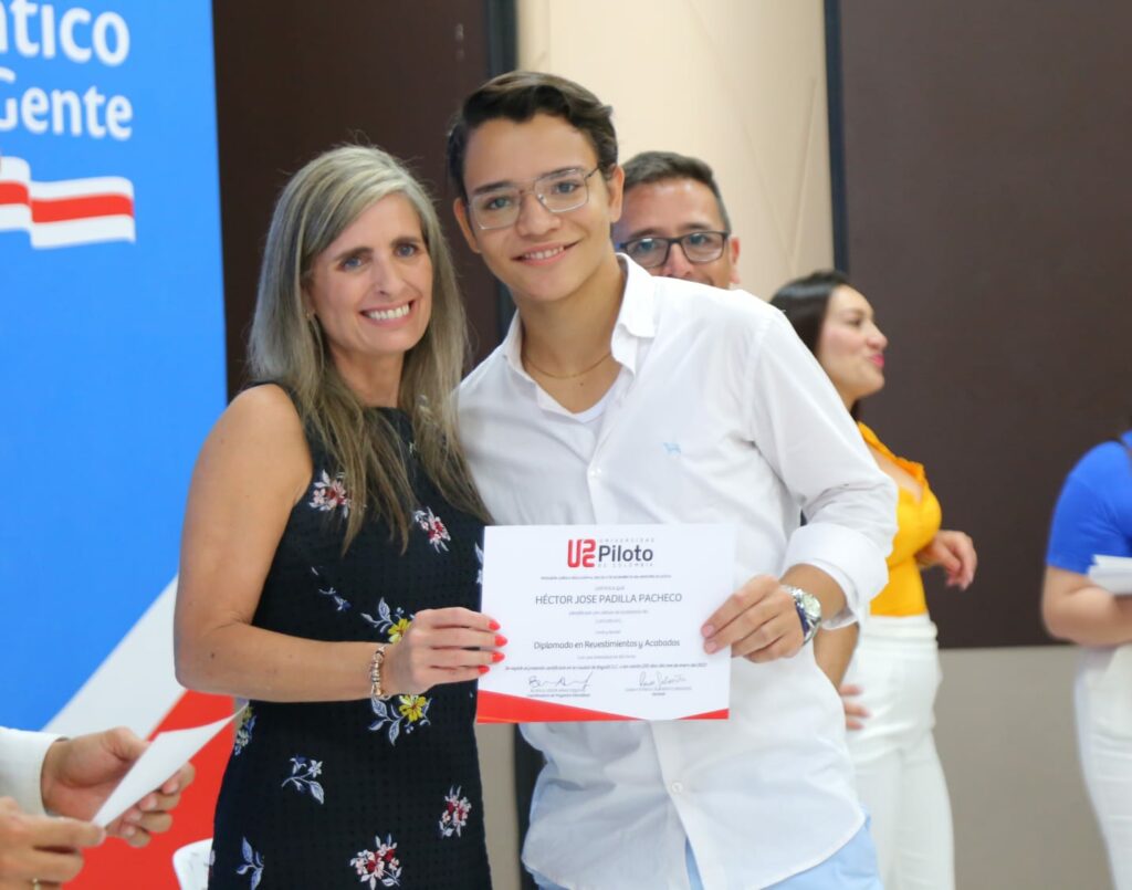 María José Vengoechea entrega certificado a joven capacitado.