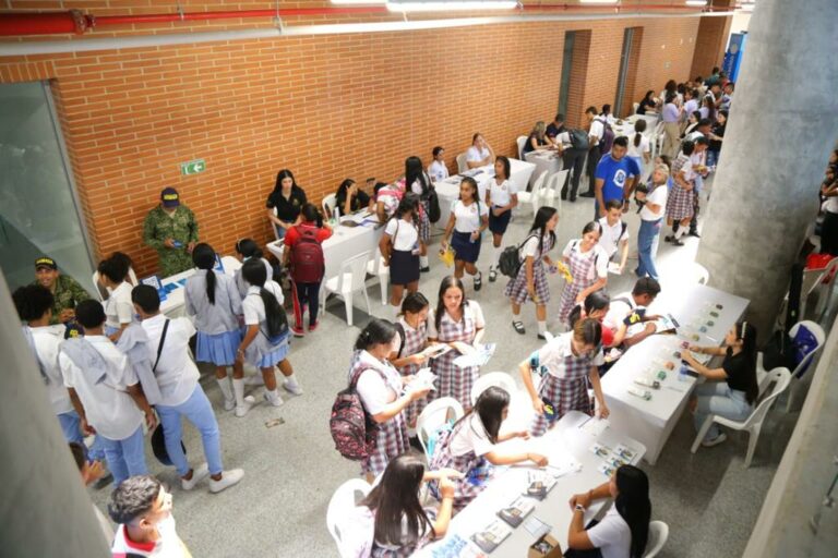 Multitudinaria presencia de jóvenes en la sede de la universidad del atlántico en su sede en Sabanalarga en el que realizaron la feria.