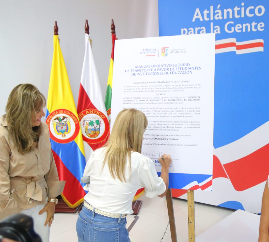 Gobernadora Elsa Noguera firmando el manual operativo del Subsidio de Transporte