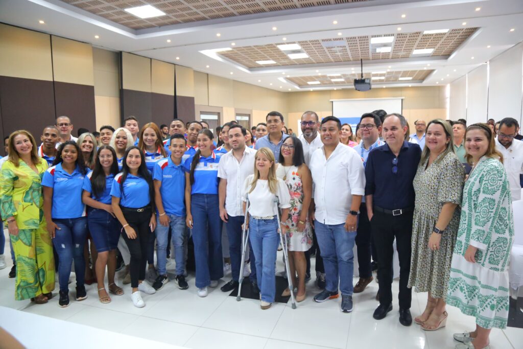Gobernadora Elsa Noguera en compañía de diputados, miembros del gabinete departamental, y de representantes de los subsistemas de participación juvenil