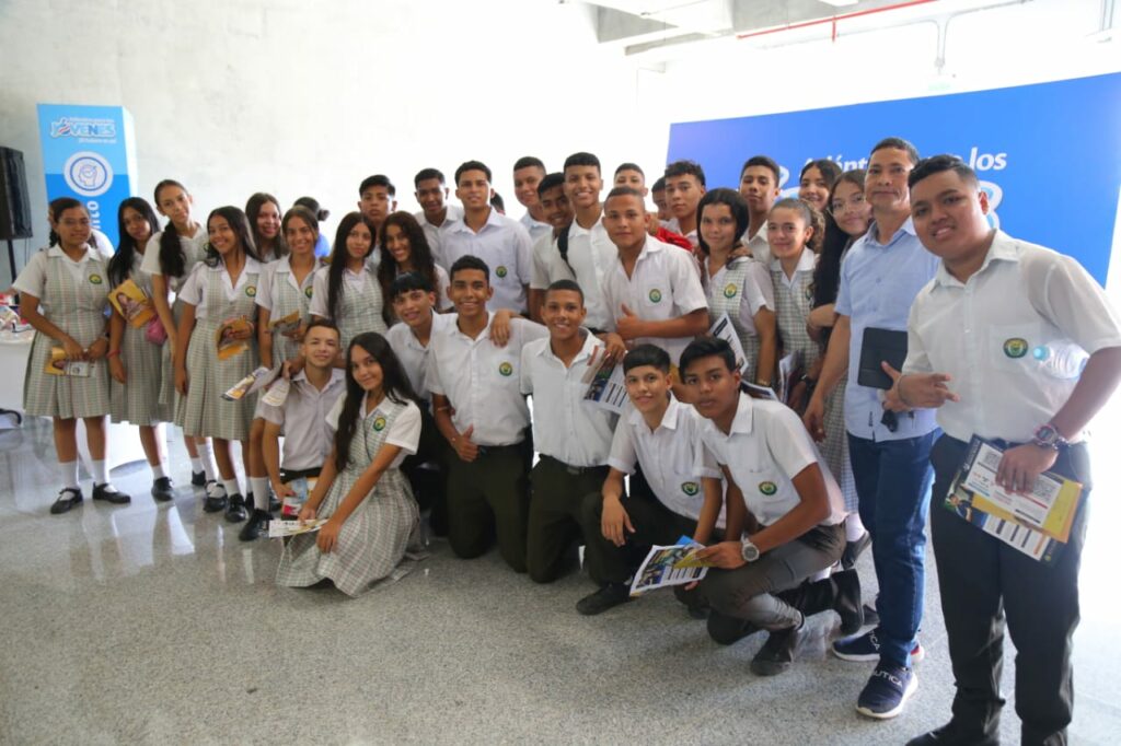 Estudiantes de los colegios oficiales de Sabanalarga en la feria Territorial.