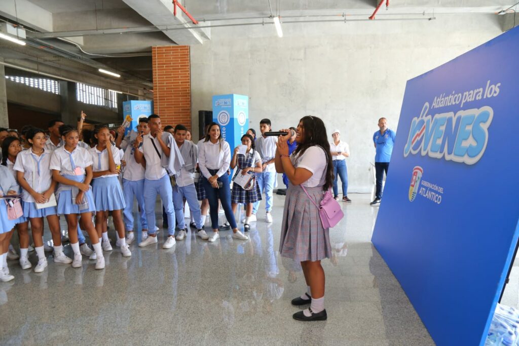 Estudiante de uno de los colegios oficiales de Sabanalarga cantando en la Feria Territorial del 
 Programa Atlántico para los Jóvenes.