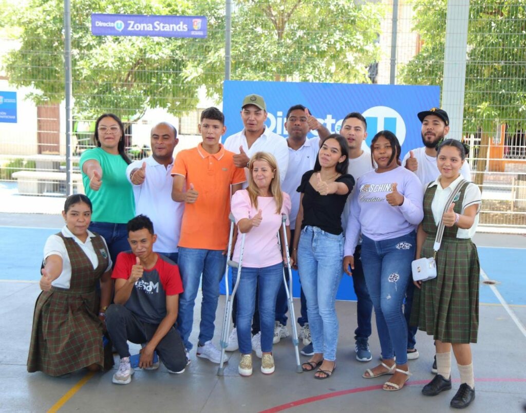 La gobernadora Elsa Noguera y los jóvenes posando para la foto en la en la jornada de inscripción realizada en el parque El Recuerdo 