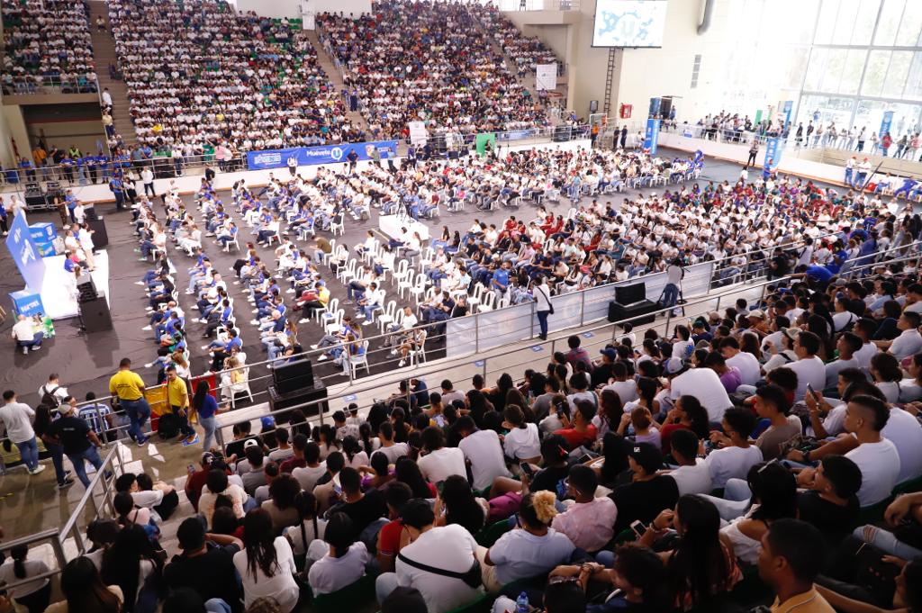 El estadio Elías Chegwin lleno de jóvenes Universitarios de diferentes municipios del Atlántico beneficiados del subsidio de transporte Muévete a la U